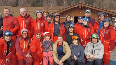 Das Übungsleiterteam des Skiclubs Schwarzenfeld mit seinen Helfern. (Bild: Rudi Pösl)