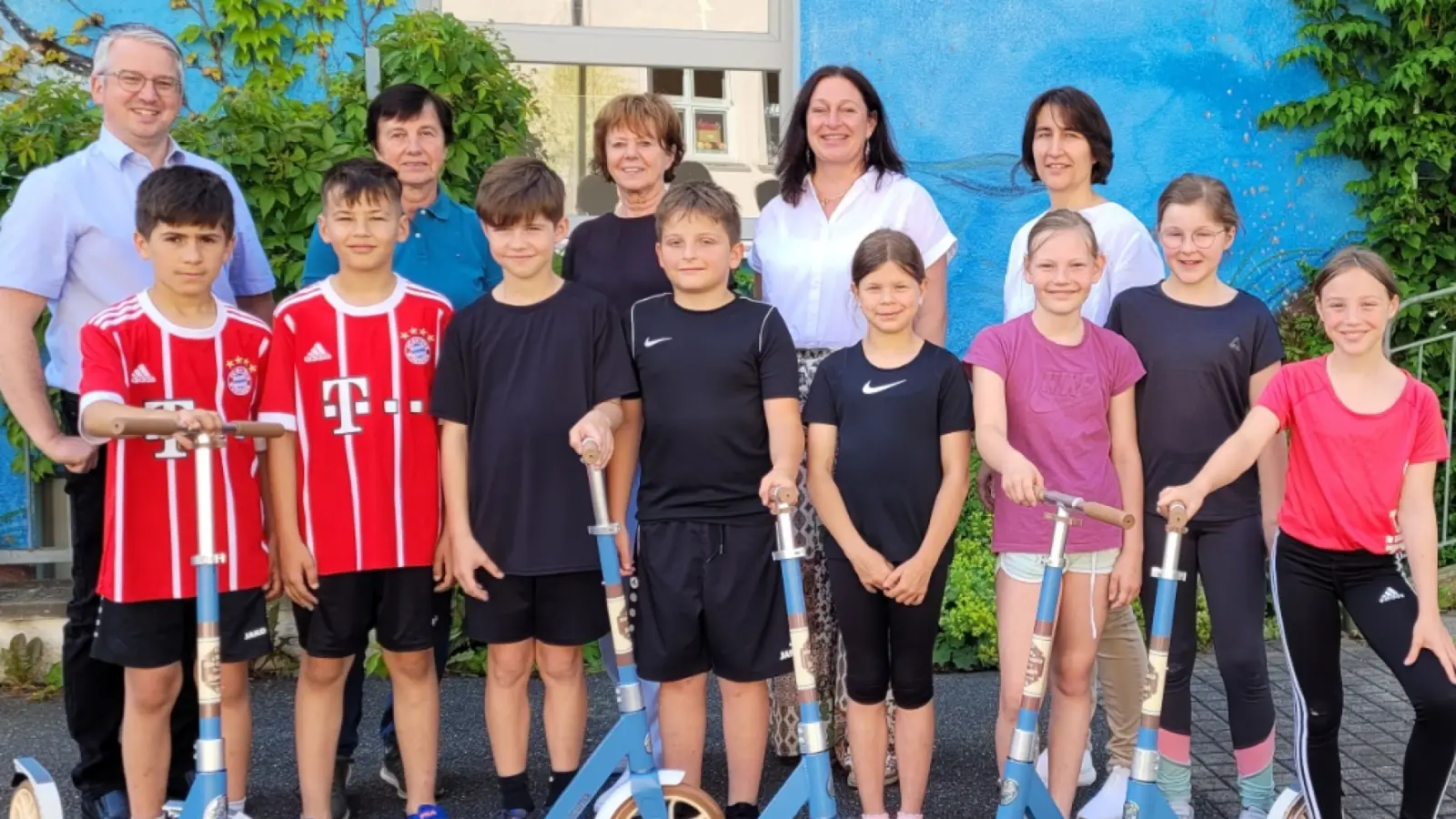 Reinhilde Bodensteiner übergab für den Förderverein der Landgraf-Ulrich Schule Pfreimd insgesamt 15 Tretroller im Wert von knapp 1200 Euro an die Schulleiterin Silke Schmid.  (Bild: Georg Hirmer)