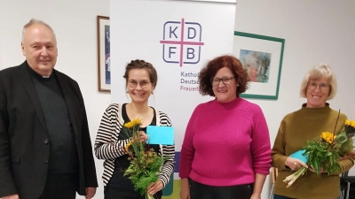 Spendenübergabe: Stadtpfarrer Georg Flierl, Susanne Lehner amb. Hospizdienst, Barbara Schmid 1. Vorsitzende, Monika Seidel Aktion Solidarität. (Bild: Barbara Schmid)