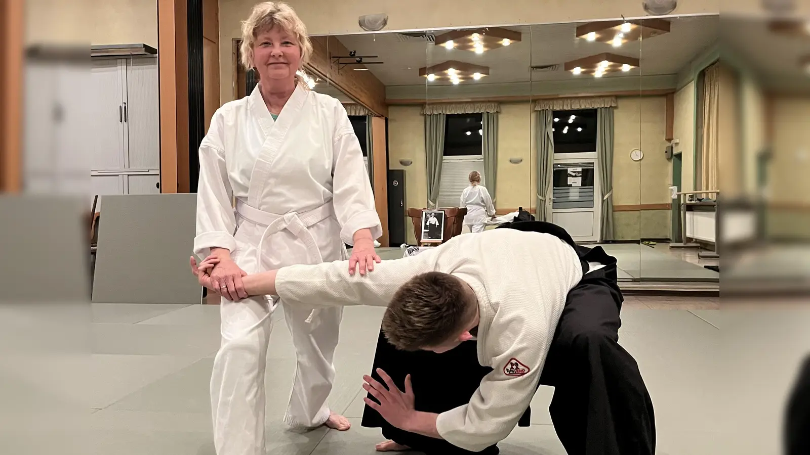 Zwei Trainierende im Dojo des Aikido Kemnath e.V. (Bild: Valerii Carlov)