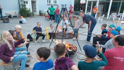 Im Hof der Erlöserkirche wurde an der Feuerschale Stockbrot und Würstchen gegrillt. (Bild: Anja Dittmann)