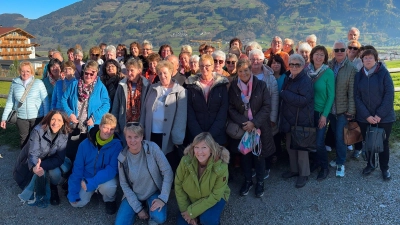 Tolle Landschaft-bestes Wetter. In Fügen strahlen die Wellnessfreunde Kirchenthumbach mit der Sonne um die Wette. (Bild: Doris Mayer-Englhart)