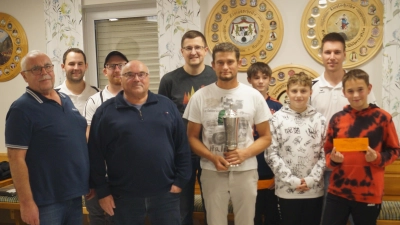 Martin Mayer jun. gewann den Bürgerpokal, die Mösbauers, das Bürgerschießen, dabei noch die weiteren Gewinner. Dazu gratuliertenn besonders Schützenmeister Matthias Reis ( hinten links ) sowie Sportleiter Stefan Gradl ( hinten rechts ). (Bild: Hans-Jürgen Schlosser)