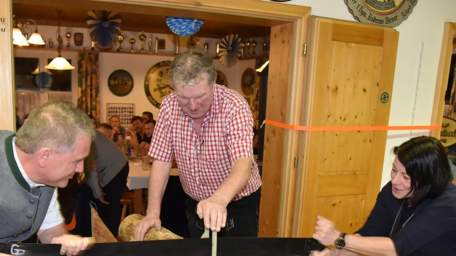 Vollen Einsatz zeigt das Gemeindeteam mit Bürgermeister Hermann Böhm und Claudia Kammerl beim Wettbewerb im Baumstammsägen. (Bild: Reiner Hoffmann/exb)