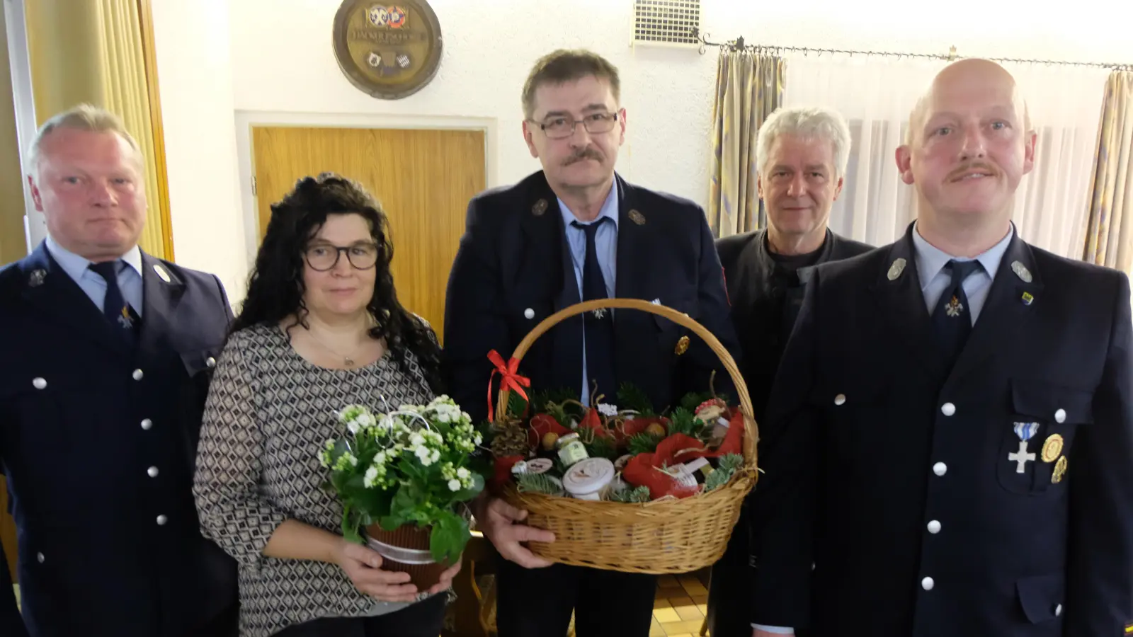 Eine besondere Ehrung wurde Robert Venzl zuteil. Nach 42 Jahren scheidet er aus dem aktiven Dienst aus. Dafür gab es Dank und Anerkennung mit einem Präsent. Von links: Vorsitzender Harald Kick, Nicole Venzl, Robert Venzl, Bürgermeister Robert Lindner und Kommandant Bernhard Einweg. (Bild: Fred Lehner)