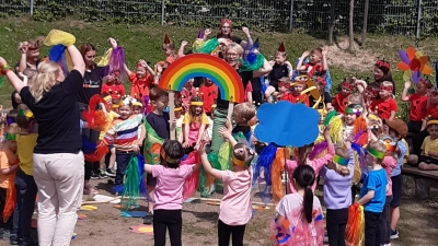 Die Kindertagesstätte „Maria Königin” in Schirmitz veranstaltete auf dem eigenen Gelände ein buntes Familienfest.  (Bild: Ramona Reil)