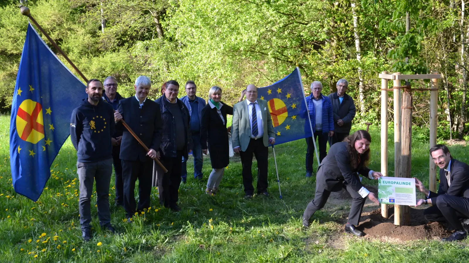 Am Europatag wurde im Generationenpark Gruberbach in Anwesenheit zahlreicher Ehrengäste eine Europalinde gepflanzt.<br>Sie soll lebendes Denkmal für die Ideale der europäischen Einheit des Friedens und der Versöhnung sein.<br> (Bild: Peter Garreiss [gi] (moosbach@garpe.de))