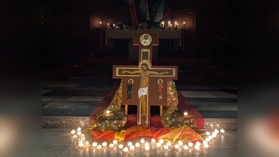 Kreuzverehrung im Rahmen des Taize-Gebets (Bild: Andrea Nickl)