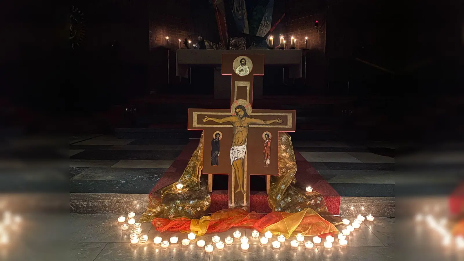 Kreuzverehrung im Rahmen des Taize-Gebets (Bild: Andrea Nickl)