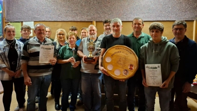 Die Erstplatzierten und Vereinsvertreter, die am Bürgerschießen teilgenommen haben. Bürgermeister Gerald Reiter (1.v.r.), Bürgerkönig Michael Riedl (4.v.r.), Martin Dietl (6.v.r.) . (Bild: Josef Markgraf)