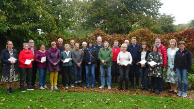 Die mit der Plakette „Naturgarten – Bayern blüht“ ausgezeichneten Gartenbesitzer im Landkreis Amberg-Sulzbach mit Kreisvorsitzendem Richard Reisinger und Kreisfachberaterin Michaela Basler. (Bild: Michaela Basler)