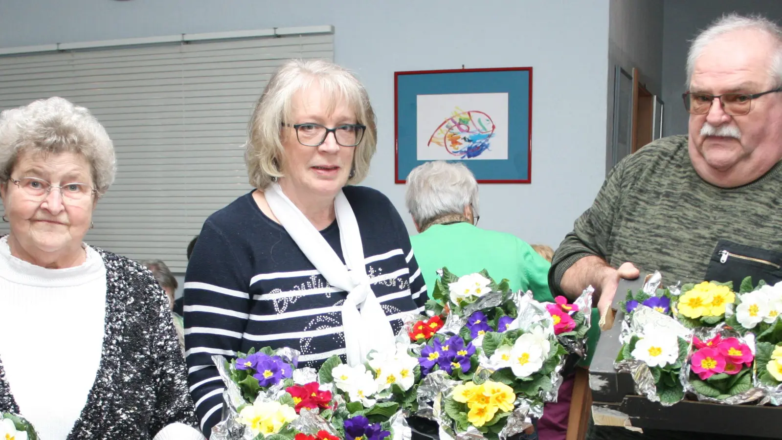 Farbenprächtige Frühlingsgrüße verteilten Schriftführerin Erika Stock (links) sowie die Beisitzer Ingrid und Erich Menl an die Besucher des Treffens. (Bild: Klaus-Peter Rohrer/exb)