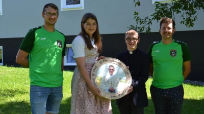 Die Primizscheibe gewann Magdalena Seegerer, die ihr Neupriester Michael Steinhilber überreichte. Dazu gratulierten Schützenmeister Jonas Weiß (rechts) und Sportleiter Christoph Weiß (links).<br> (Bild: Peter Garreiss)