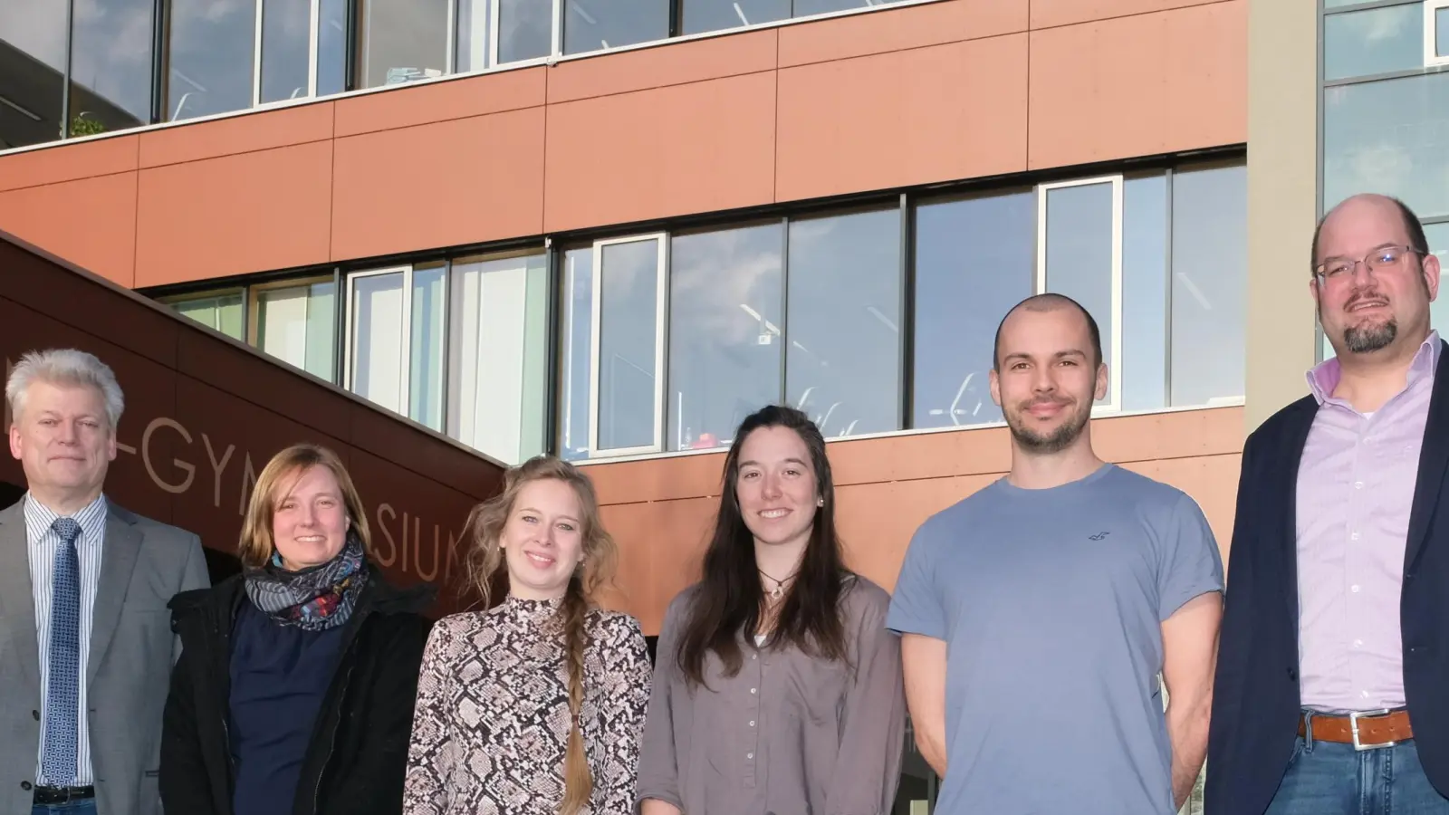 Schulleiter Matthias Weiser (links) und stellvertretender Personalratsvorsitzender Tobias Lang (rechts) begrüßten Stephanie Wiesent, Magdalena Gärber, Veronika Kammermeier und Raphael Göpfrich (von links). (Bild: Stiftland-Gymnasium/exb)