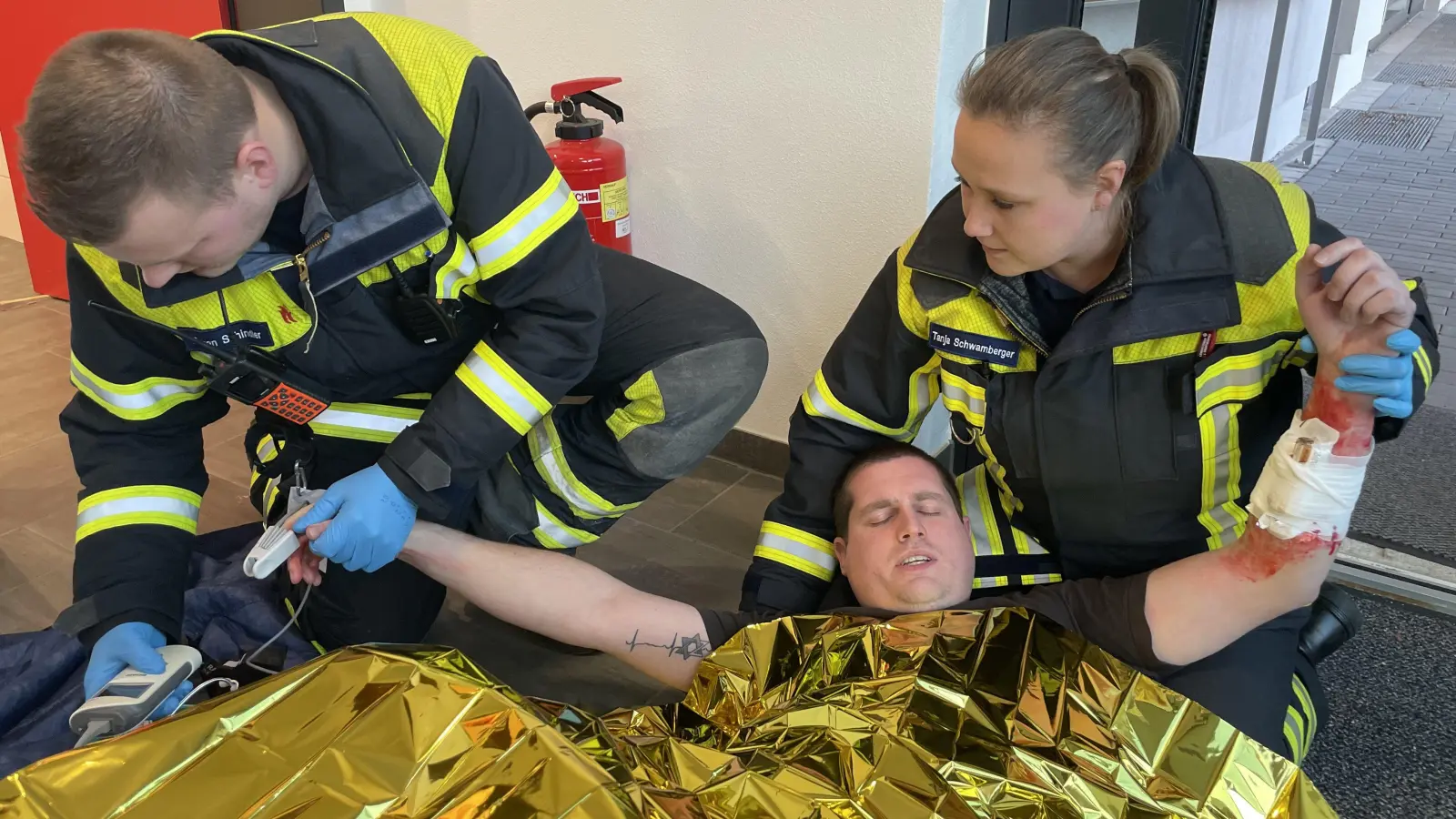 19 Feuerwehrkräfte der Freiwilligen Feuerwehren Störnstein und Neustadt legen ihre Prüfung für die Sanitätsgrundausbildung ab. Jürgen Schindler (links) und Tanja Schwamberger (rechts) versorgen das „Unfallopfer” Johannes Windschiegl (Mitte).  (Bild: Corinna Hagn/exb)