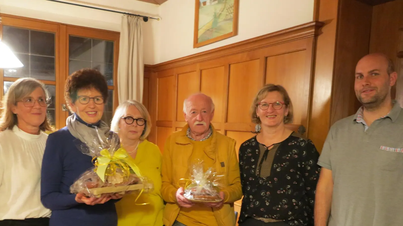 Der Gartenbauverein Ammerthal ernennt Ehrenmitglieder (von links) Vorstandsmitglied Elisabeth Hausmann, Ehrenmitglied Renate Grasser, Vorstandsmitglied Martina Eckl, Ehrenmitglied Rudi Pirkl, Vorstandsmitglied Monika Wismeth und Kreisfachberater Markus Fuchs. (Bild: Angela Kleylein/exb)