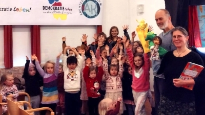 Strahlende Kinderaugen nach der Puppentheater-Vorstellung. Rechts im Bild: Siggi Michl und Franziska Fröhlich (Bild: Markus Werner)