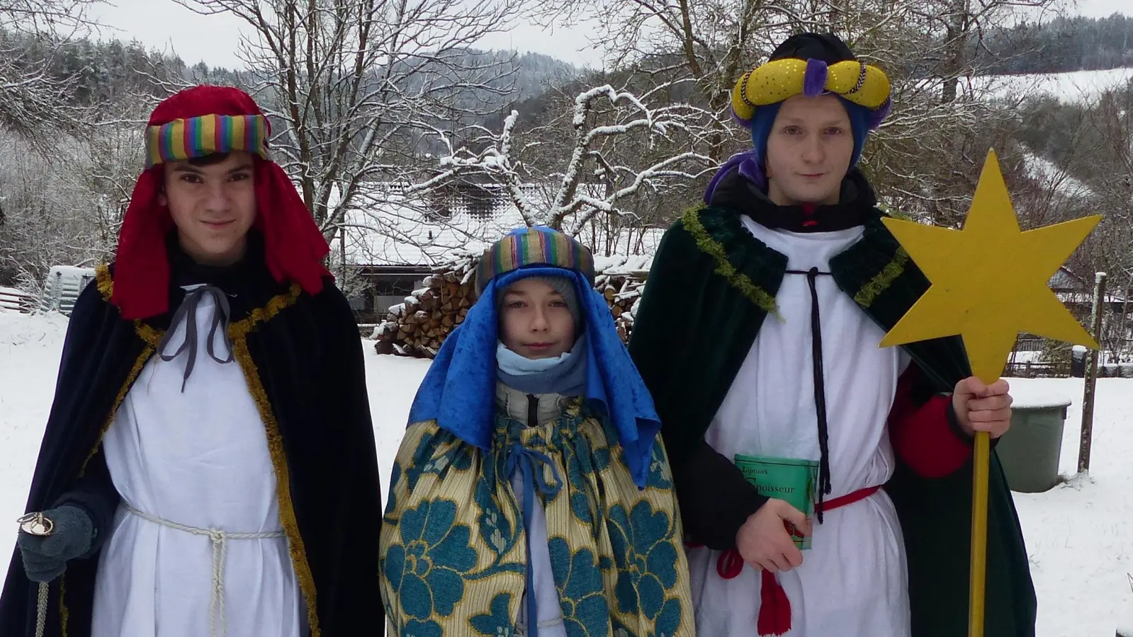 Auch heuer sammelten die Sternsinger der Pfarrei Kastl wieder Spenden für die benachteiligten Kinder dieser Welt und brachten die Jahreszahl 2025 an den Haustüren der Besuchten bei winterlichem Wetter an.  (Bild: Josef Piehler)