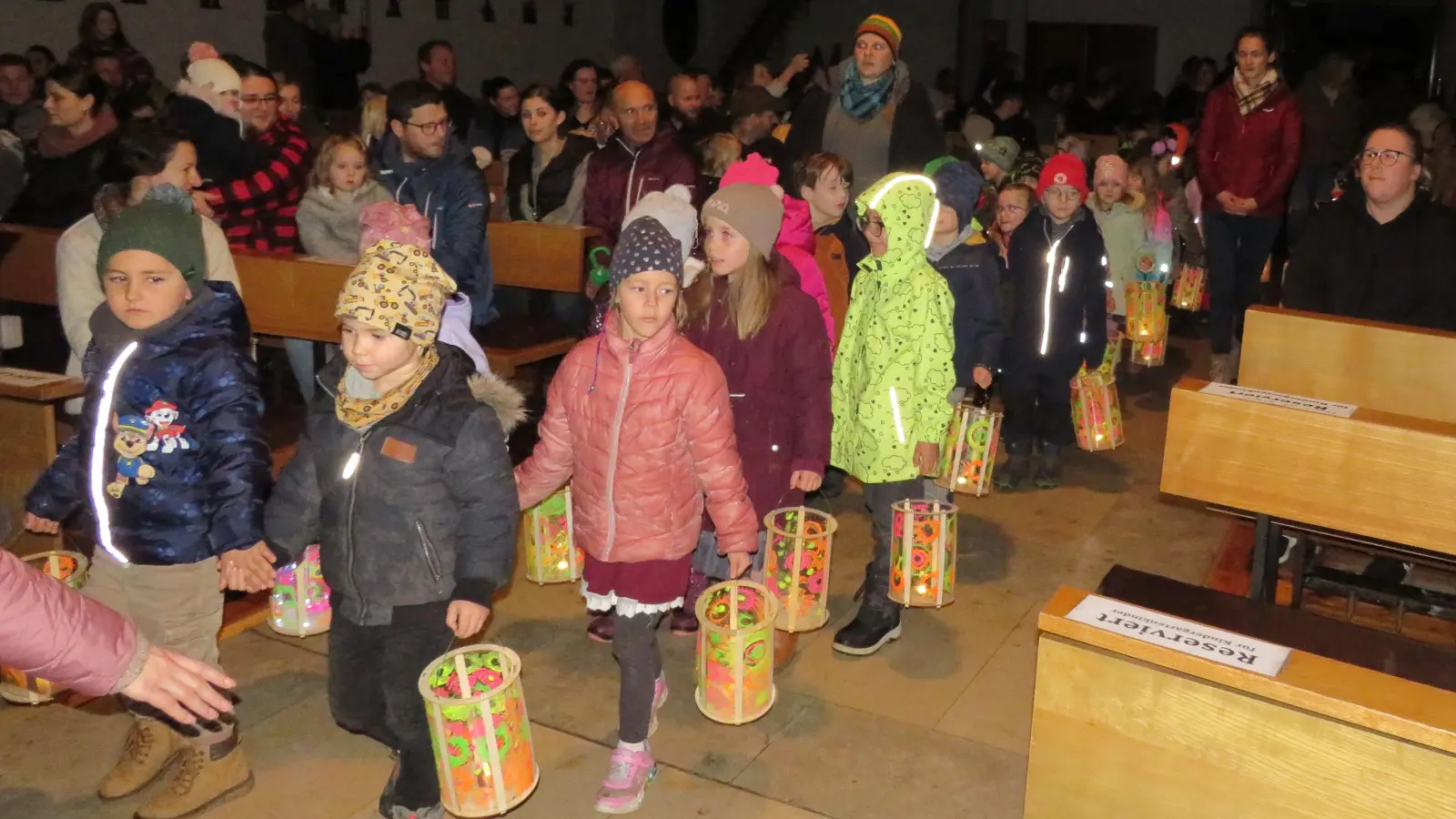 Der Kindergarten „Arche Noah” feiert das Martinsfest wegen des schlechten Wetters in der Pfarrkirche Altenstadt/WN.  (Bild: adj)