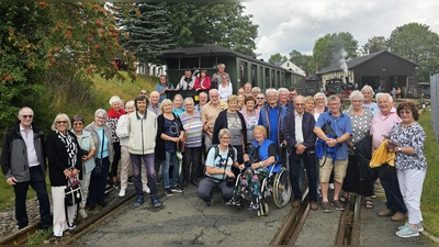 Gruppenbild am Bahnhof der Museumsbahn in Schönheide. (Bild: Peter Ertl)