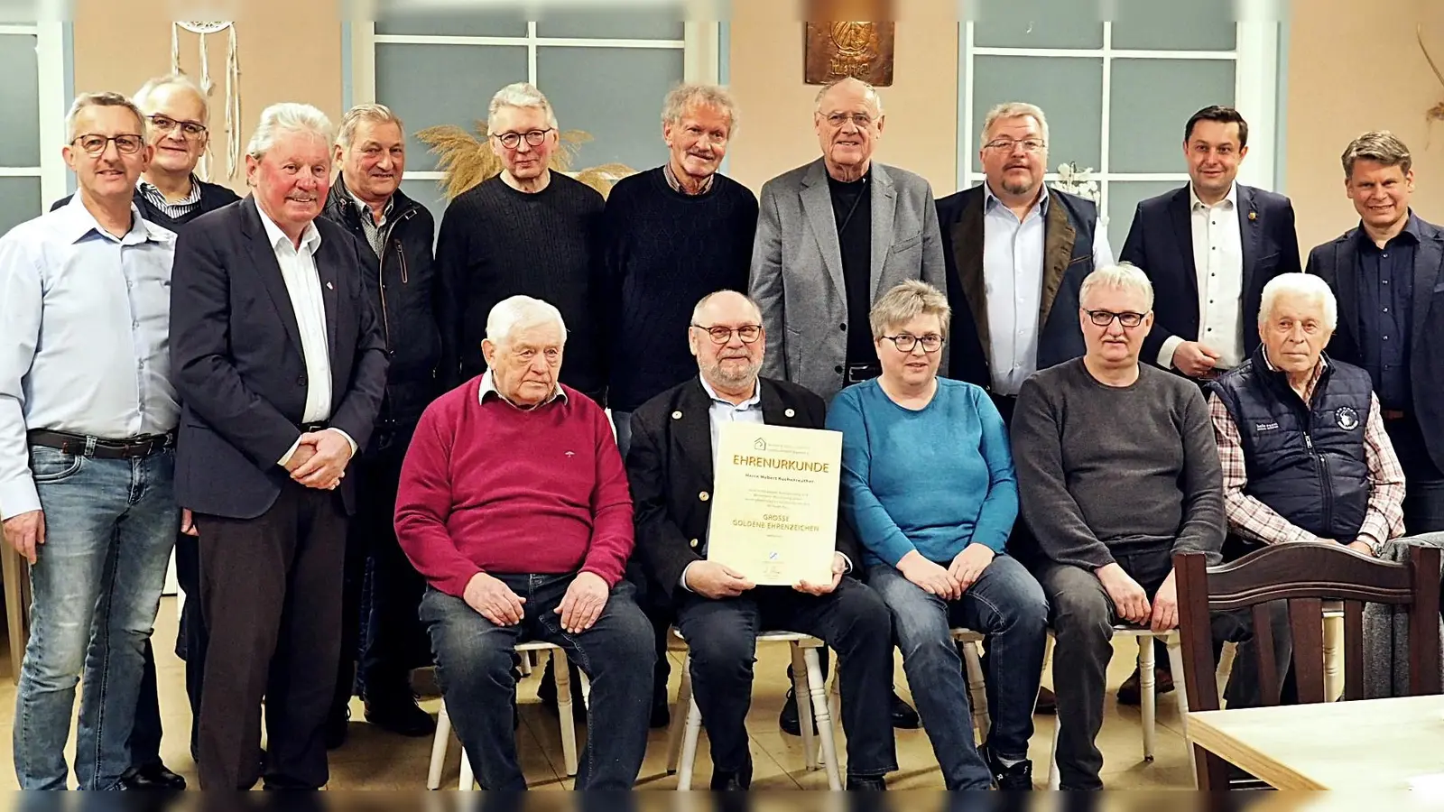 Zum Erinnerungsfoto stellten sich die Ehrengäste und die Geehrten der Siedlergemeinschaft Rehbühl auf. Stehend 3 von rechts ist Vorsitzender Hans-Jürgen Meier (Bild: Reinhard Kreuzer)