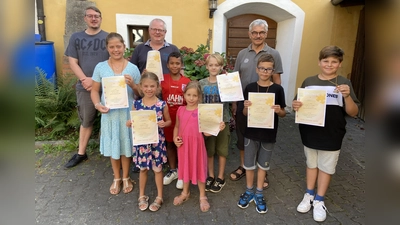 Siegerehrung mit Medaillen des Deutschen Schützenbundes, Urkunden und kleinen Preisen für die Teilnehmer. Dazu gratulierten (hinten von links) Jugendleiter Michael Schübel, Jugendleiter Klaus Böller und 1. Schützenmeister Günter Heidl.  (Bild: Renate Daller)