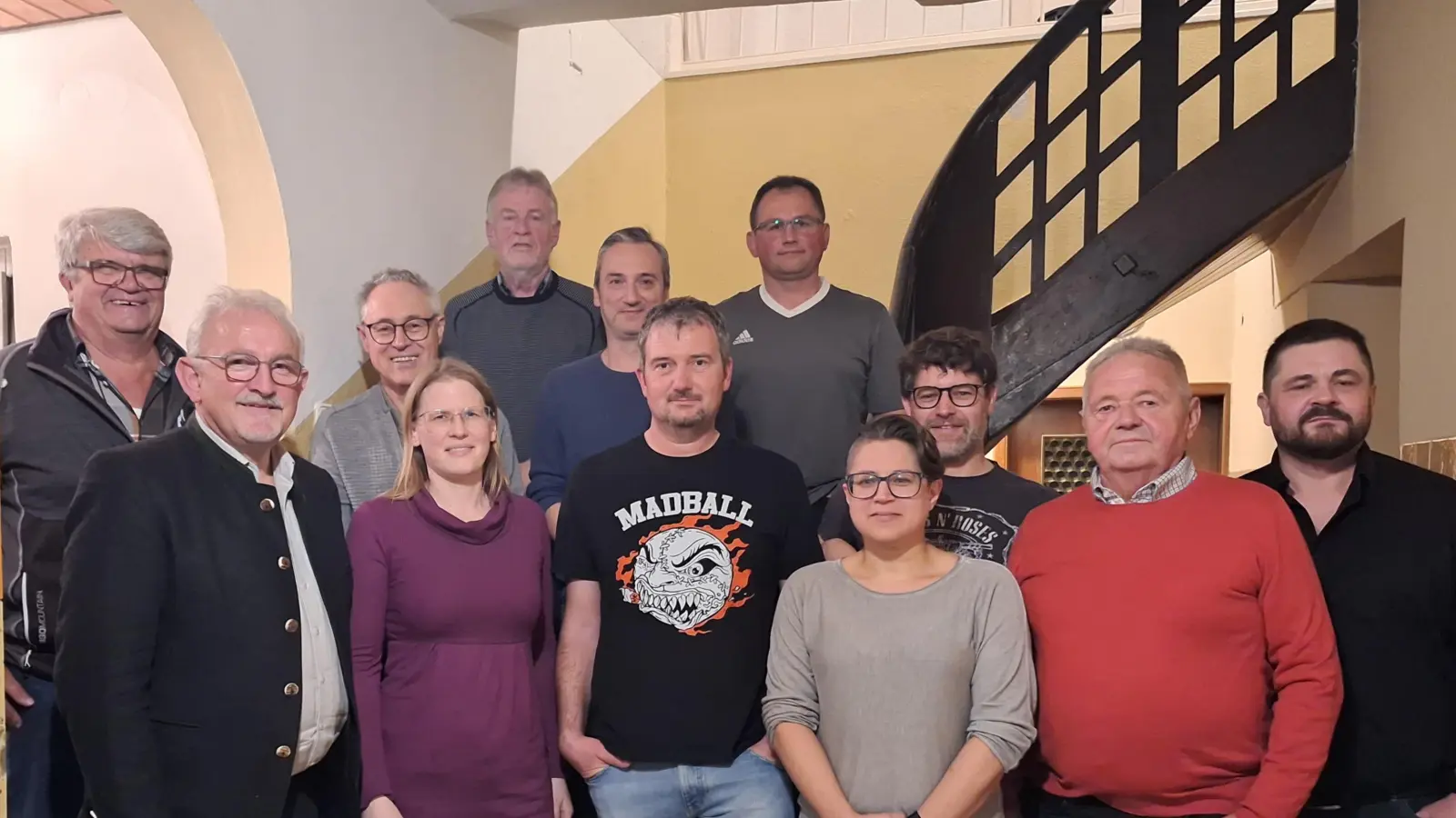 Die neue Vorstandschaft (nicht vollständig anwesend), die Geehrten, sowie Bürgermeister Schopper  (Bild: Marion Helgert)