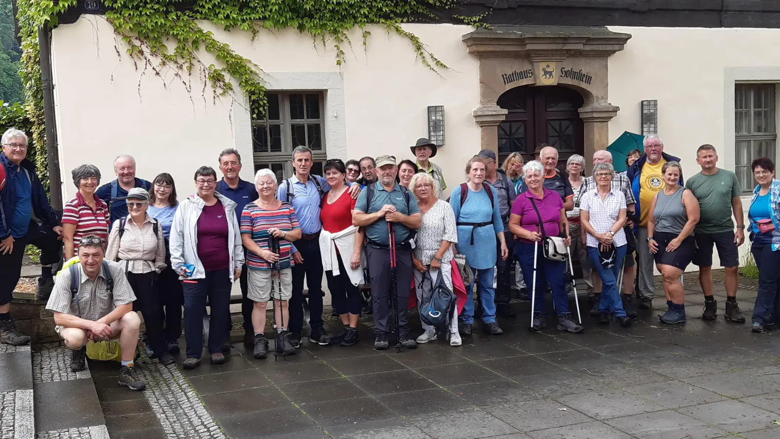 Zur Erinnerung an ihre Dreitagewanderung stellten sich die Teilnehmer vor dem Rathaus in Hohnstein zu einem Foto auf. (Bild: Andreas Thillmann/exb)