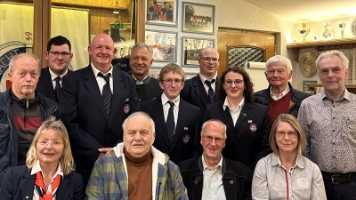 Die Wasserwacht Vilseck-Sorghof ehrt langjährige Mitglieder (stehend, von links): Eduard Bosser, technischer Leiter Bastian Götz, Erster Vorsitzender Franz Kurz, Zweiter Bürgermeister Thorsten Grädler, technischer Leiter Anton Wiesnet, stellvertretender Vorsitzender Christian Kurz, stellvertretende Jugendleiterin Hannah Götz, Ehrenmitglied Hans Grimm und Peter Wiesmeth; sitzend (von links): Jugendleiterin Maria Honig, Werner Stubenvoll, Johann Wolf und Johanna Schertl. (Bild: Christian Kurz/exb)