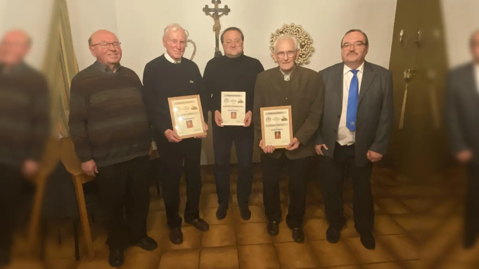 Obmann Andreas Zinkl (rechts) und Pfarrer Wilhelm Bauer (links) danken Altbürgermeister Horst Robl (Zweiter von links), Michael Schönberger und Alois Gürtler für die Treue. (Bild: Josef Glas)