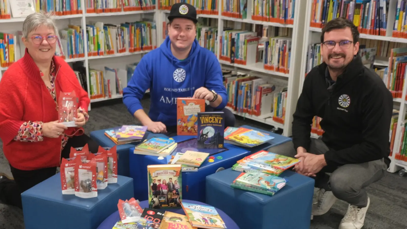 Die Leiterin der Stadtbibliothek, Bettina Weisheit (links), freute sich über die Spende von 50 Kinderbüchern, die Stefan Fuchs (Mitte) und Michael Thiel (rechts) von Round Table Amberg überbrachten.  (Bild: Hubert Uschald)