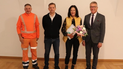 Neben Bürgermeister Franz Stahl (r.) gratulierten Christine Brader (mit Blumenstrauß) auch der Leiter der Hauptverwaltung Markus Bergauer (2.v.l.) sowie der Personalratsvorsitzende Karl Bayreuther (l.) herzlich zum Dienstjubiläum.  (Bild: Nico Wiesend)