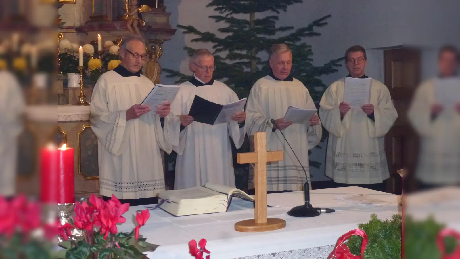 Die Choralschola aus Weiden gestaltete den Gottesdienst am dritten Advent in Wildenau. (Bild: Reinhard Haise/exb)