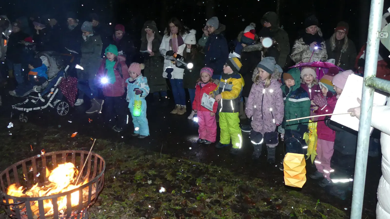 Für Kinder wurde die Waldweihnacht zu einem besonderen Erlebnis. (Bild: Walther Hermann)