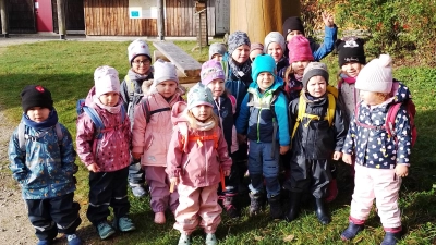 Kinder besuchen den Wildpark in Mehlmeisel. (Bild: Stefanie Huslig)