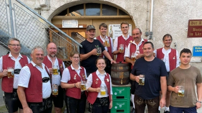 Der Musikverein Seebarn bei der Bierprobe in Rötz.  (Bild: Rebecca Ferstl)