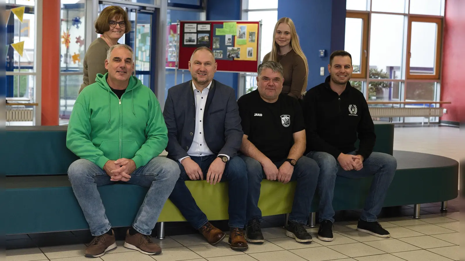 Von rechts: Manuel Pröls (Vorsitzender Mantler Stammtisch), Constanze Hartwig (Vorsitzende JU-Mantel), Stefan Neumann (Vorsitzender VfB Mantel), Bürgermeister Richard Kammerer, Bernd Bösl (Spielleiter Mantler Noofrösch) und Anja Kraus (Rektorin). (Bild: Johann Kneißl)