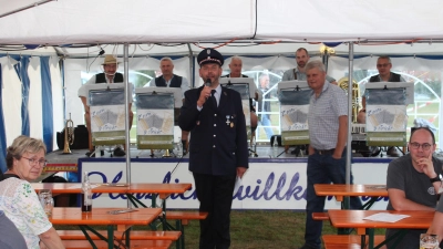  Vorstand Christian Stangl konnte viele Vereinsabordnungen beim Gartenfest in Schönau begrüßen. (Bild: Nikolaus Scherr)