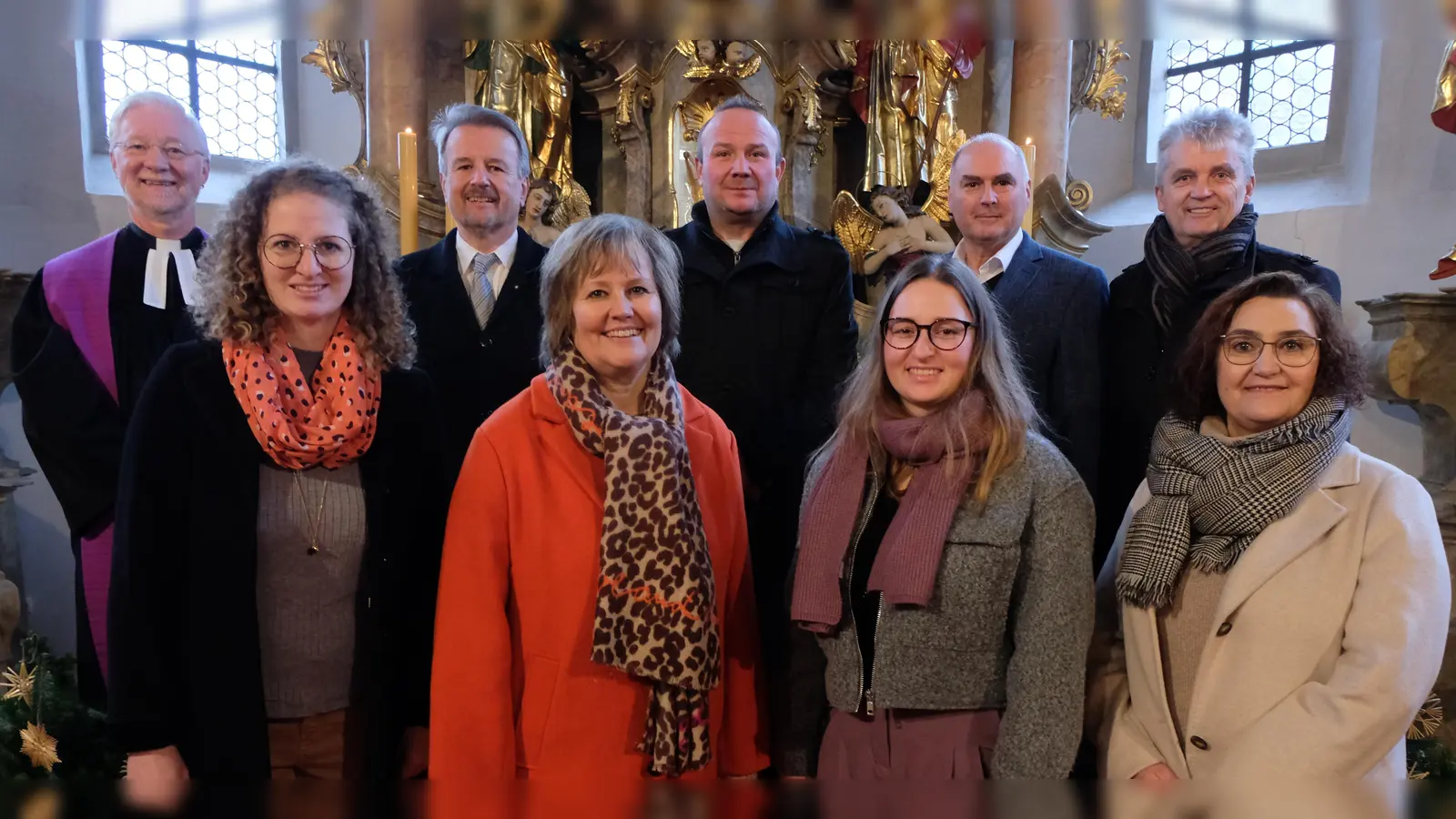 So setzt sich der neue Kirchenvorstand in der Gemeinde St. Johannes Baptista zusammen:<br>Erste Reihe von links: Anika Bock, Silke Scherm, Franziska Lang und Gerlinde Fütterer.<br>Zweite Reihe von links: Pfarrer Wilfried Römischer, Jürgen Bär, Wolfgang Bock, Günter Reinl und Norbert Meierhöfer. (Bild: Fred Lehner)