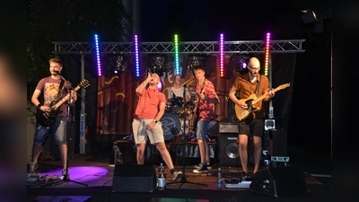 Die „404 Whizzkids” haben eine langen Tag hinter sich. Vor ihrem Auftritt beim „Open Sound Festival” spielten sie bereits beim Altstadtfest in Neumarkt. (Bild: ens)