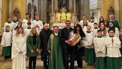 Dank, Wertschätzung und Geschenke für Mesner Anton Striegl für 25 Jahre Mesnerdienst in der Pfarrkirche Vohenstrauß am Sonntag. Vorne von links nach rechts: Elene Harward (Gemeindeassistentin), Corinna Kreisl (Frauenbund), Günther Hassmann (Kirchenverwaltung), Dekan Alexander Hösl, Mesner Anton Striegl, Kornelia Striegl (Bild: Heiner Reber)