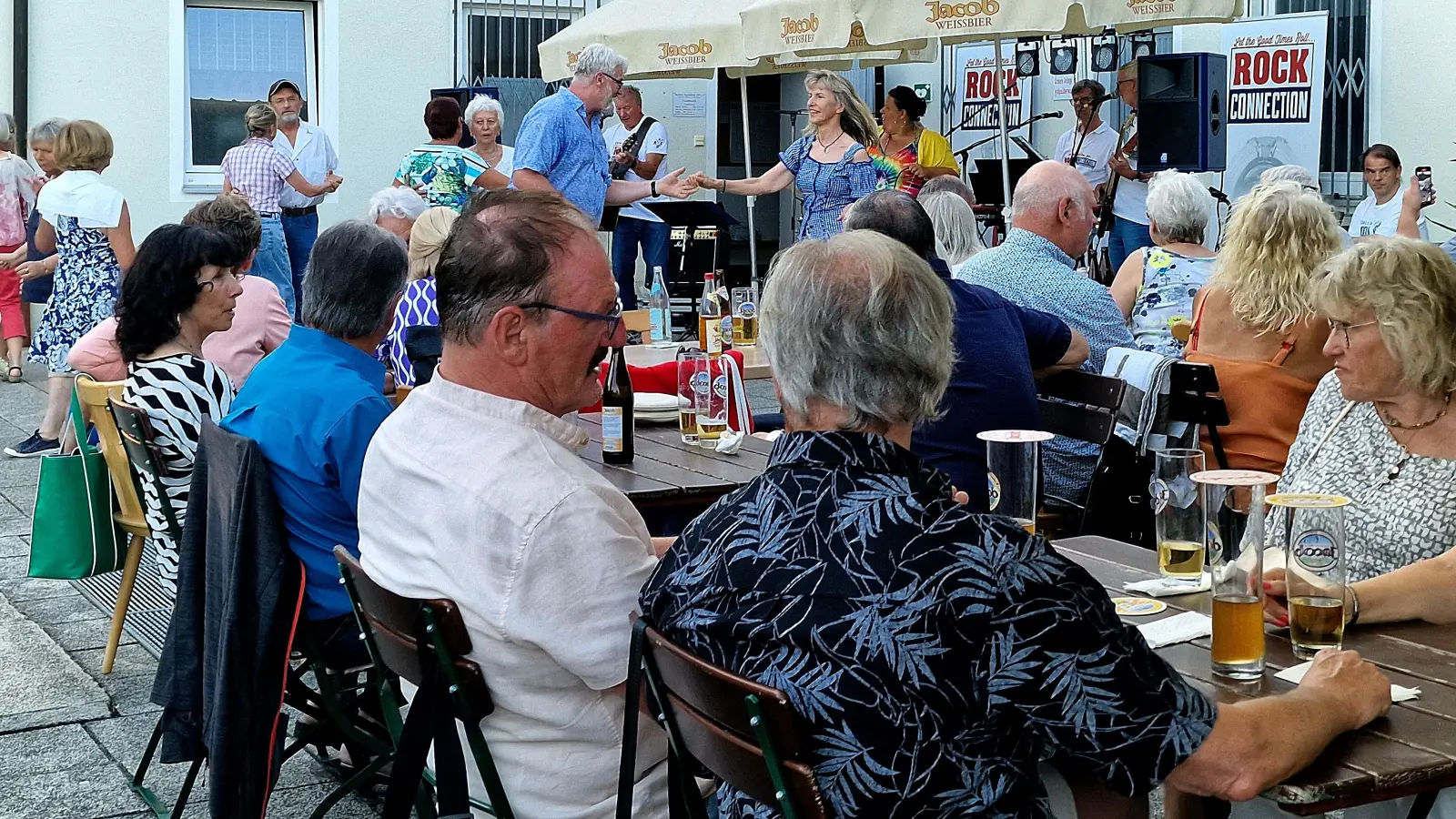 Gäste und Besucher waren begeistert, ein toller musikalischer Sonntagabendausklang bei der DJK Weiden. (Bild: Reinhard Kreuzer)