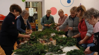 Die Frauen banden fleißig Adventskränze. (Bild: Edeltraud Sperber)