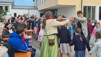 Gemeinsam tanzten die Kinder und Erwachsenen beim Maifest zu bayerischen Liedern. (Bild: Corinna Schmeller/exb)