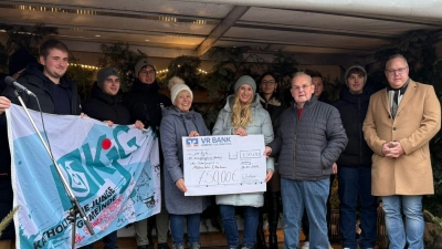 Hinten von links: Florian (Pfarrleitung) und Daniel Donhauser, Felix Simon (Pfarrleitung), Fiona und Marcel Keil, Dominik Frick; Vorne von links: Margot und Ina Eder, Hans Donhauser und Bürgermeister Martin Bartlweber. (Bild: Thomas Donhauser )