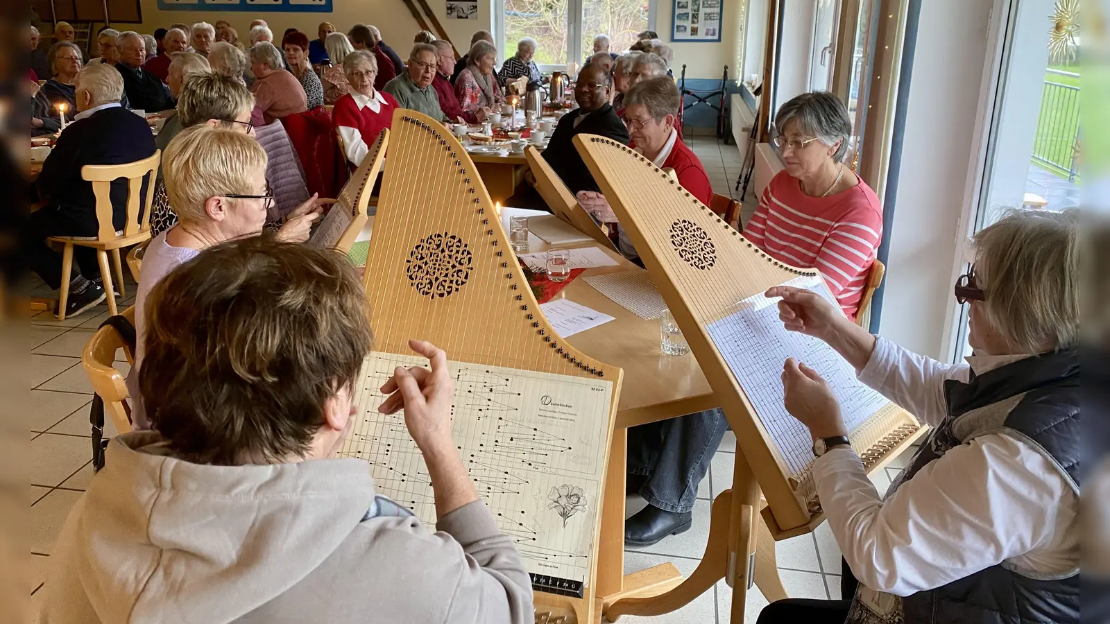 Die Veeh-Harfen-Gruppe bot den musikalischen Rahmen für die Adventsfeier der Senioren in der Pfarrei Wutschdorf. (Bild: Ina Piehler)