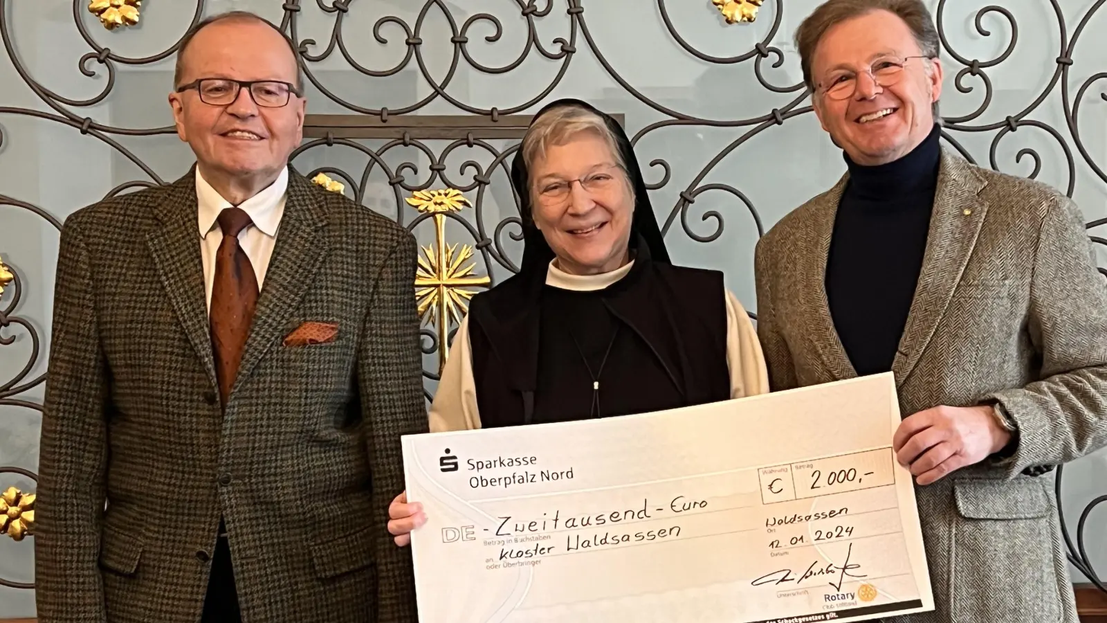 Gerhard Heindl (links) und Präsident Anton Schatzberger vom Rotary-Club Stiftland überreichten zur Sanierung der Klosterbibliothek einen 2000-Euro-Scheck an Äbtissin Laetitia Fech. (Bild: Rotary-Club Stiftland/exb)