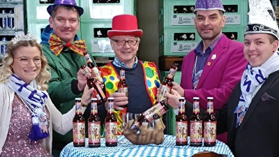 Die Präsentation des „Gaudibiers“ mit dem Mitterteicher Prinzenpaar Anja I. und Vinzenz I., Gaudiwurm-Vorsitzendem Michael Zintl (Zweiter von rechts), Brauerei-Geschäftsführer Michael Hösl (Mitte) und Produktionsleiter Jens Tschinkl (Zweiter von links). (Bild: Mitterteicher Gaudiwurm/exb)