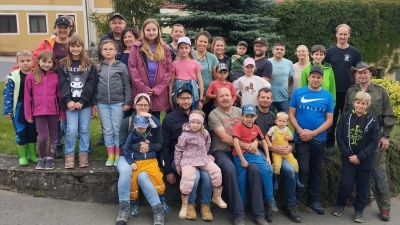 Treffpunkt am Adlholzer Feuerwehrhaus. Alle freuten sich auf die gemeinsame Waldwanderung mit Jagdpächter Hans-Jürgen Graf und Jäger Dominik Sachsenhauser. (Bild: Markus Rauscher)