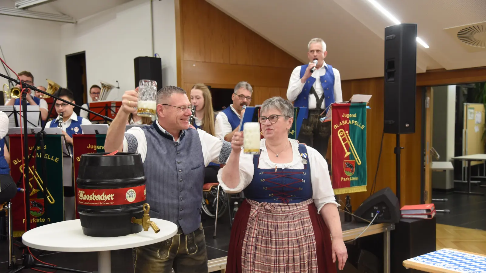 Ein Prosit auf einen Abend voller Unterhaltung mit der Jugendblaskapelle Parkstein.  (Bild: Christian Witt/exb)